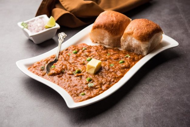 Mumbai Style Pav bhaji è un piatto da fast food indiano, costituito da un denso curry di verdure servito con un panino morbido, servito in un piatto