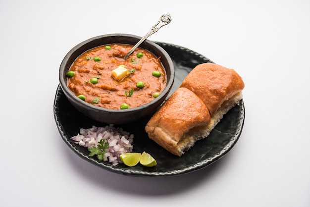 Mumbai Style Pav bhaji è un piatto da fast food indiano, costituito da un denso curry di verdure servito con un panino morbido, servito in un piatto