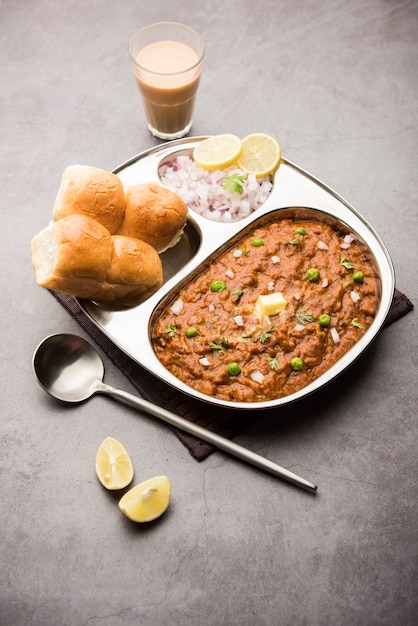 Mumbai Style Pav bhaji è un piatto da fast food indiano, costituito da un denso curry di verdure servito con un panino morbido, servito in un piatto