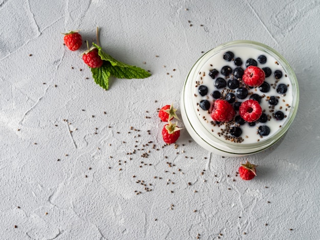 Munga lo yogurt con i mirtilli, i lamponi, la disintossicazione. Copia spazio.