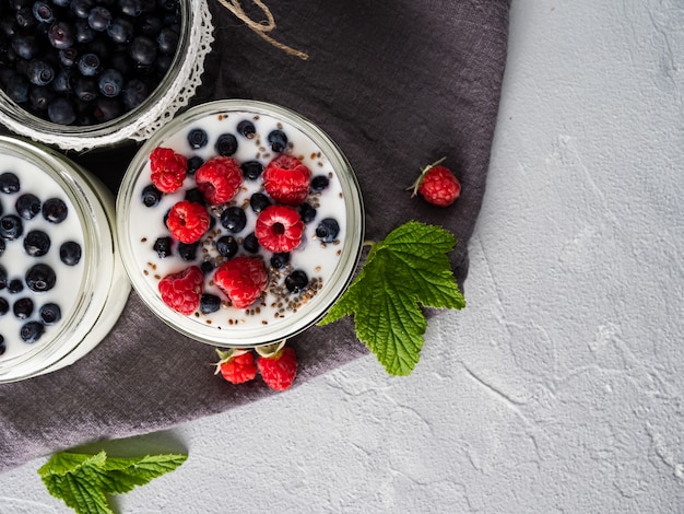 Munga lo yogurt con i mirtilli, i lamponi, la disintossicazione. Copia spazio.