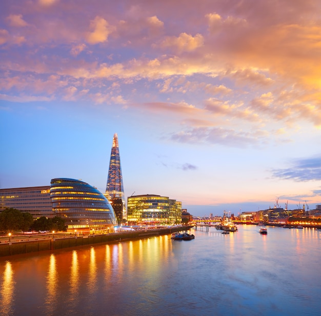 Municipio e coccio di tramonto di skyline di Londra