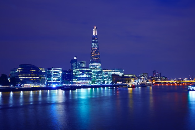 Municipio e coccio di tramonto di skyline di Londra