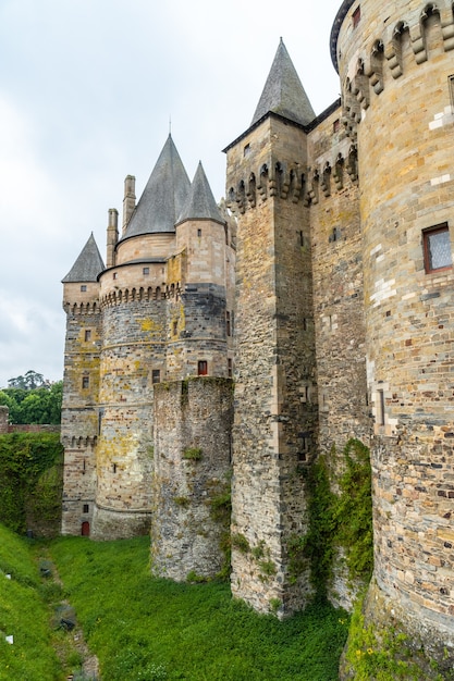 Mura del castello medievale di Vitre. Dipartimento di Ille-et-Vilaine, regione Bretagna, Francia