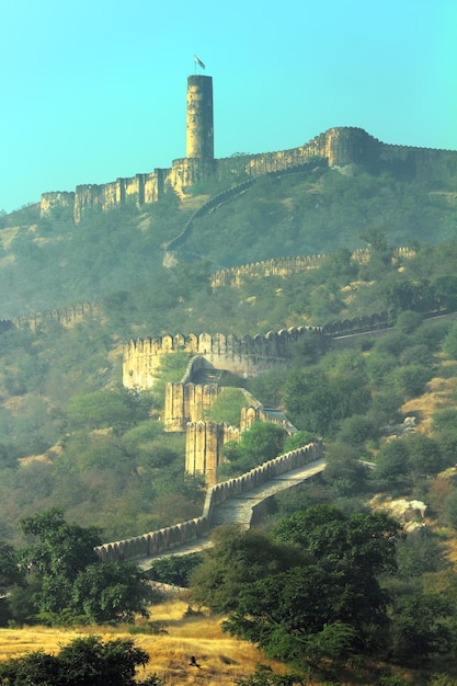 Mura di montagna del forte di Jaipur