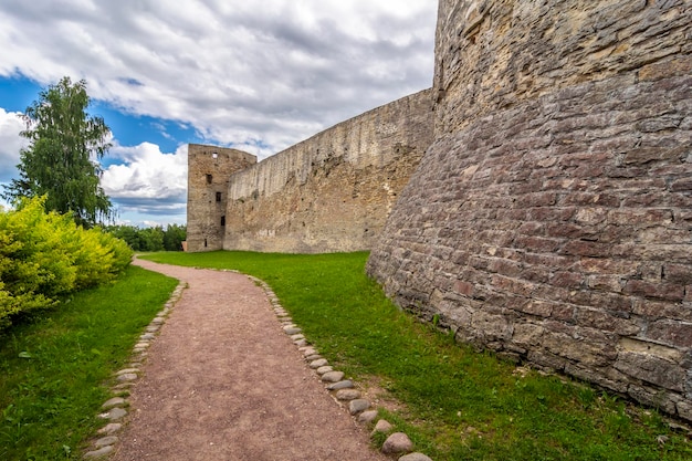 Mura e torre della fortezza di Izborsk Regione di Izborsk Pskov Russia