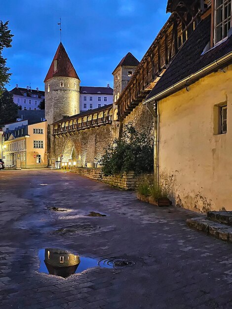 Mura e torri di Tallinn di notte Estonia