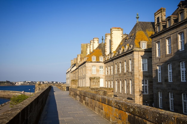 Mura fortificate e città di SaintMalo Bretagna Francia