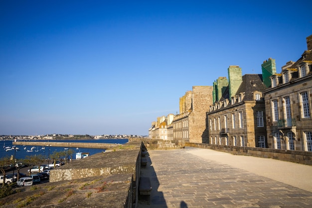 Mura fortificate e città di SaintMalo Bretagna Francia