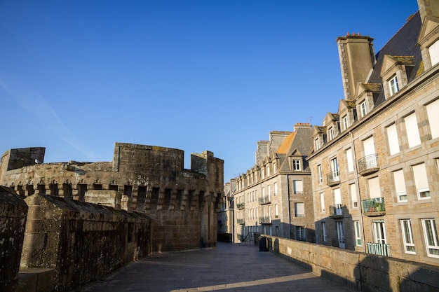 Mura fortificate e città di SaintMalo Bretagna Francia