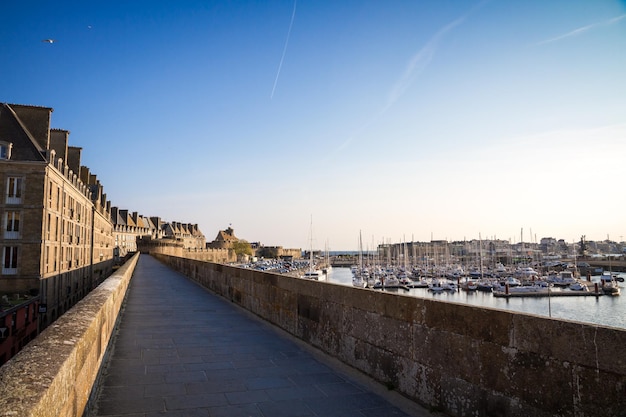 Mura fortificate e città di SaintMalo Bretagna Francia