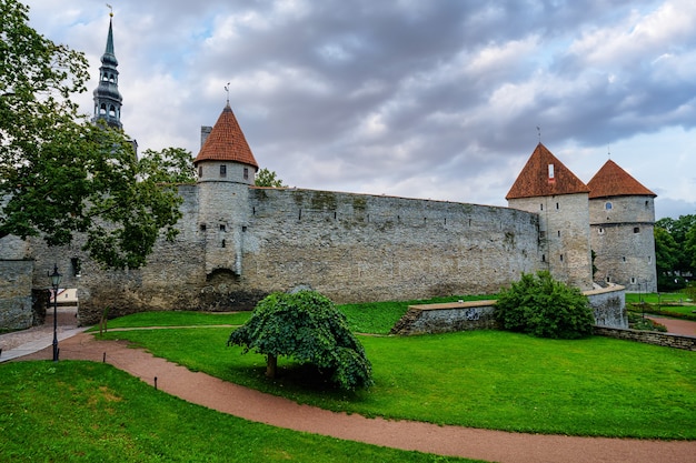 Mura medievali della città di Tallinn al tramonto. Estonia.