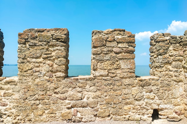 Mura medievali di un castello difensivo.