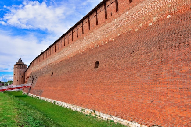 Muraglia rossa della parete rossa della fortezza di una fortificazione antica