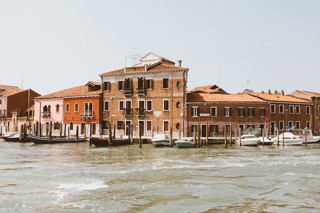 Murano, Venezia, Italia - 2 luglio 2018: La vista panoramica dell'isola di Murano è una serie di isole collegate da ponti nella Laguna di Venezia, nel nord Italia. Giornata di sole estivo e cielo blu