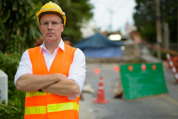 Muratore maturo dell'uomo al cantiere