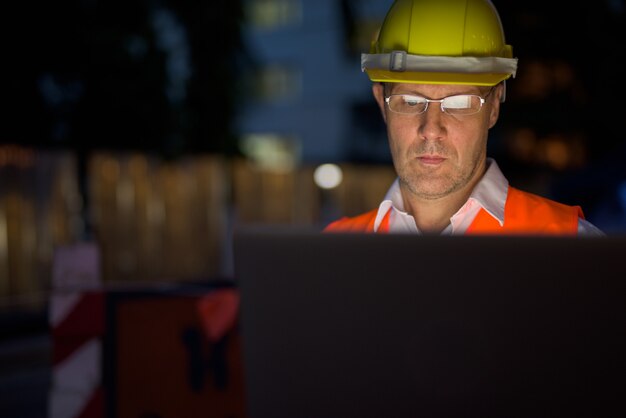 Muratore maturo dell'uomo al cantiere