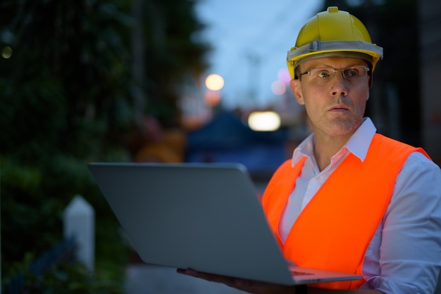 Muratore maturo dell'uomo al cantiere