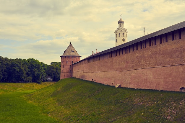 Muri di mattoni del Cremlino a Novgorod.