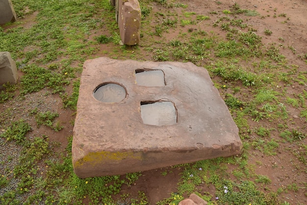 Muri di pietra scoperti dagli archeologi al Puma Punku un sito del patrimonio mondiale dell'UNESCO Tiwanaku Bolivia