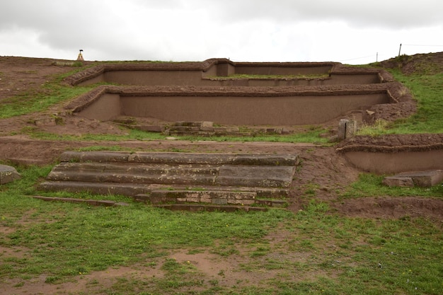 Muri di pietra scoperti dagli archeologi al Puma Punku un sito del patrimonio mondiale dell'UNESCO Tiwanaku Bolivia