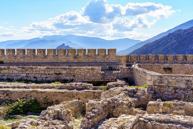 Muro del castello di Santa Catalina a Jaen, vicino alle alte montagne intorno. Spagna.