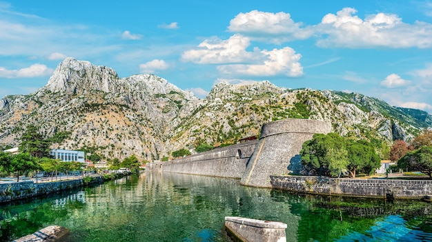 Muro dell'antica fortezza nel centro storico di Kotor, Montenegro