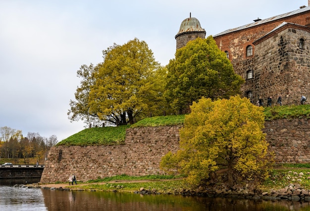 Muro della fortezza Castello di Vyborg Giro turistico della Russia Castello medievale del castello di Vyborg nella città di Vyborg