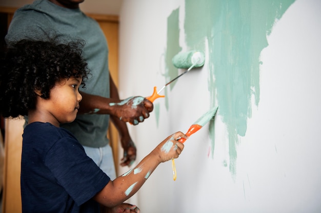 Muro di casa di pittura famiglia nera