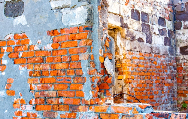 Muro di casa, muro di mattoni rossi con un buco per la finestra.