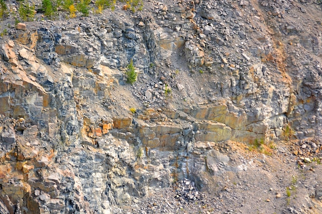 Muro di cava di granito. Roccia di granito da vicino. Sfondo astratto