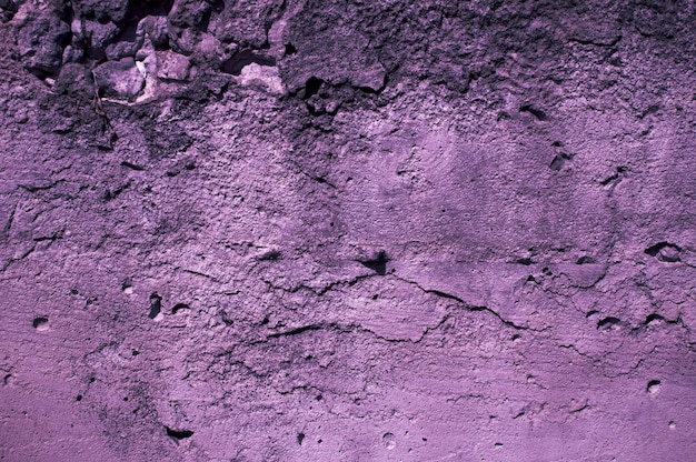 muro di cemento alla luce viola