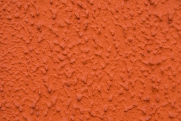 Muro di cemento di colore carota con ondulazioni