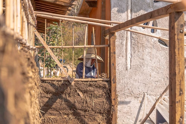 Muro di fango e legno con tecnica di biocostruzione