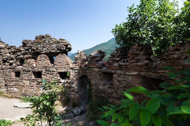 Muro di fortezza in rovina da pietre grigie