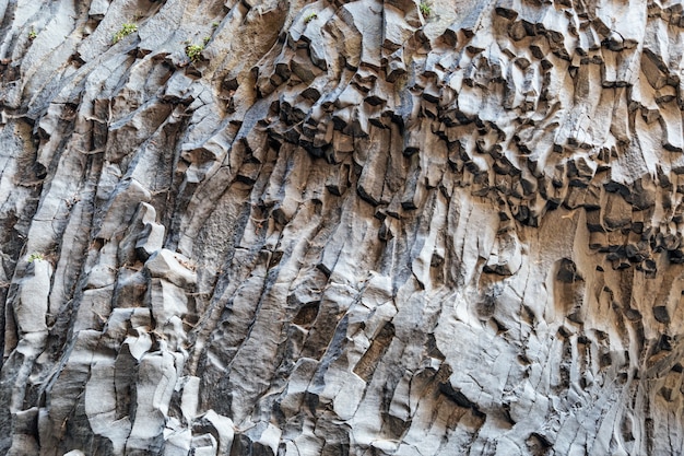 Muro di lava vulcanica dell'Etna. La trama della pietra è di colore grigio scuro. Sfondo naturale.