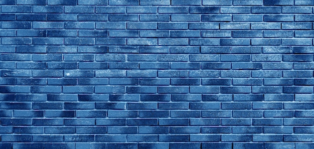 Muro di mattoni blu. Loft interior design. Vernice blu della facciata.