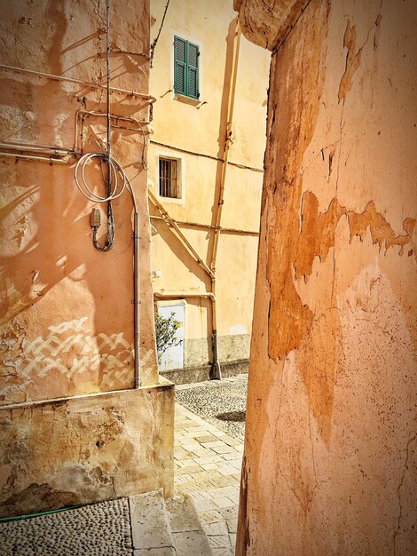 Muro di mattoni con edifici sullo sfondo