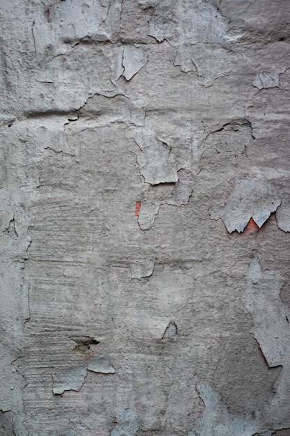 Muro di mattoni con la calce che cade dal frammento come texture di sfondo