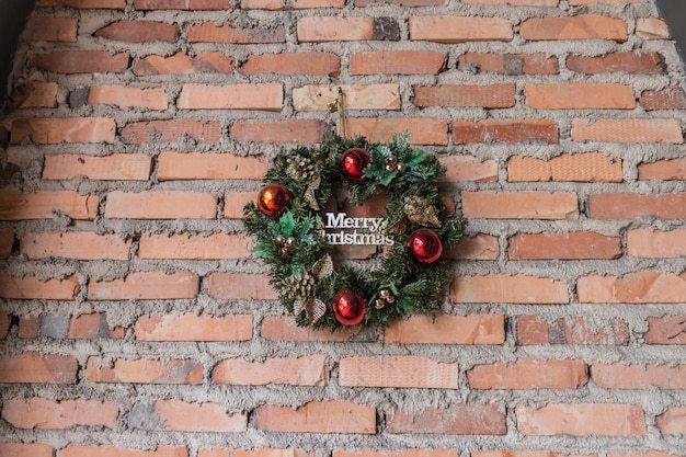 Muro di mattoni del cerchio di buon Natale