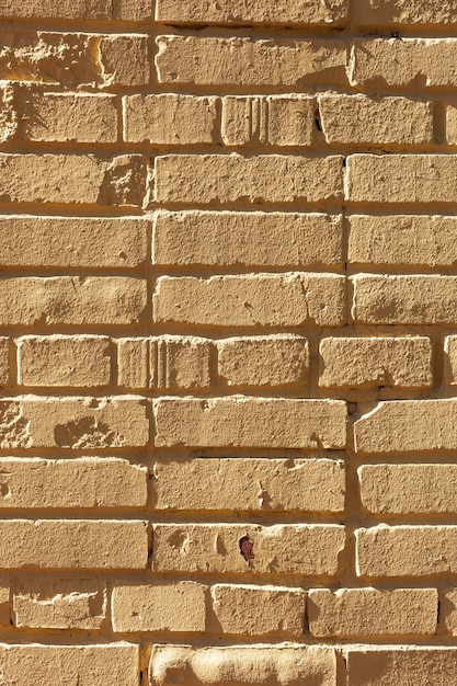 Muro di mattoni giallo chiaro