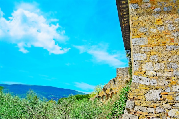 Muro di mattoni in Toscana in una limpida giornata di primavera Italia