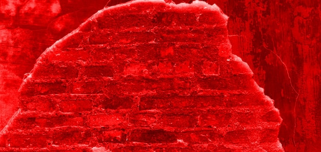Muro di mattoni rossi con un buco nel mezzo che dice "rosso"