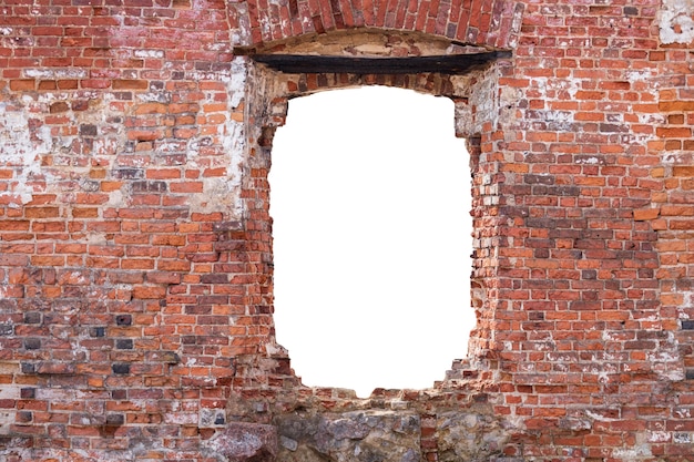 Muro di mattoni rossi con un buco nel mezzo. isolato su sfondo bianco. cornice del grunge. telaio orizzontale. Foto di alta qualità