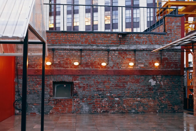 Muro di mattoni rossi nel centro di Design, vecchio muro di fabbrica. Foto di alta qualità