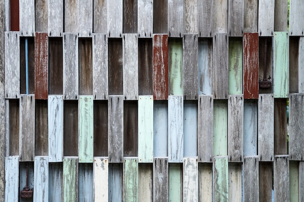 Muro di pallets in legno riciclato.