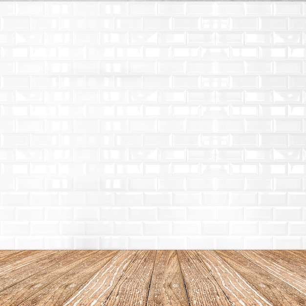muro di piastrelle di ceramica bianca e terreno in legno
