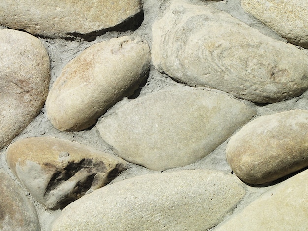 Muro di pietra con muratura antica in una giornata limpida