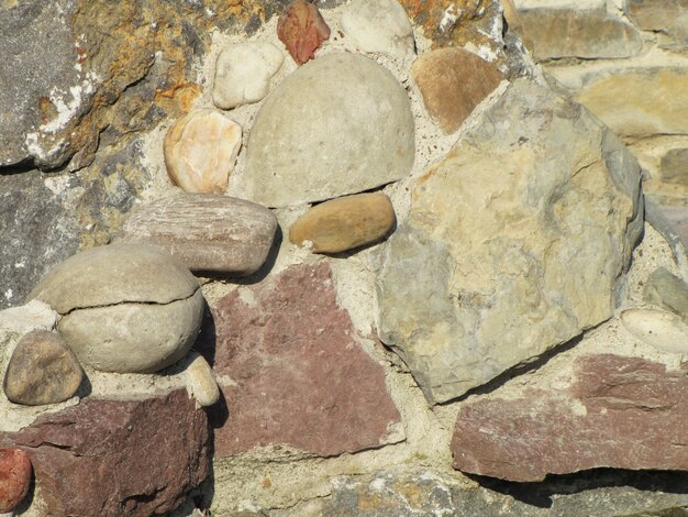 Muro di pietra con muratura antica in una giornata limpida