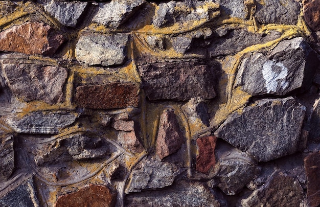 Muro di pietra. Coperto di muschio. Foto di alta qualità